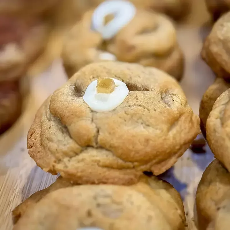 Base nature, chocolat blanc Valrhona, crème de citron maison, amandes émondées