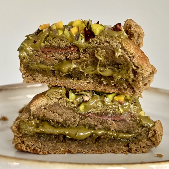 Base sarrasin, chocolat lait Valrhona, crème pistache