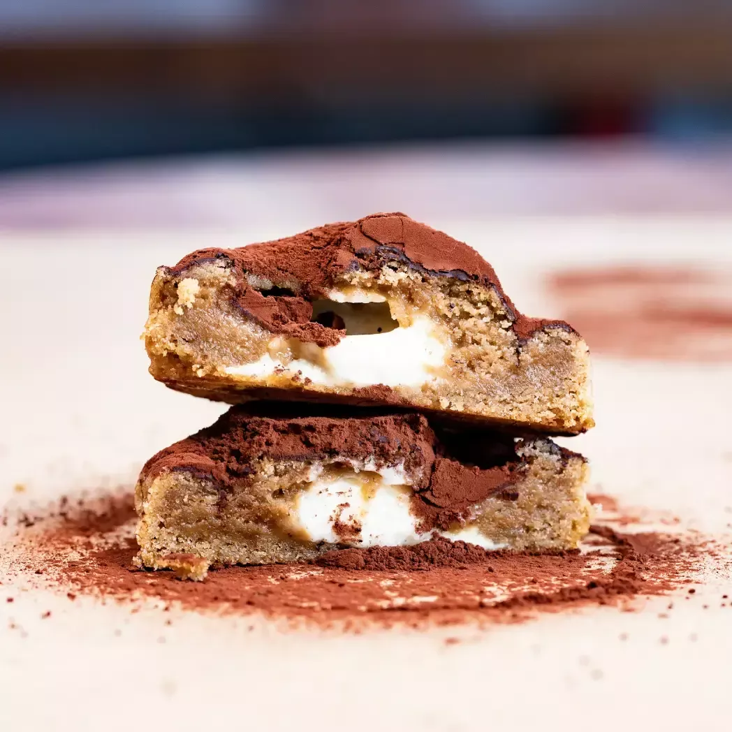 Base café/noisette, chocolat blanc Valrhona, coeur crémeux mascarpone