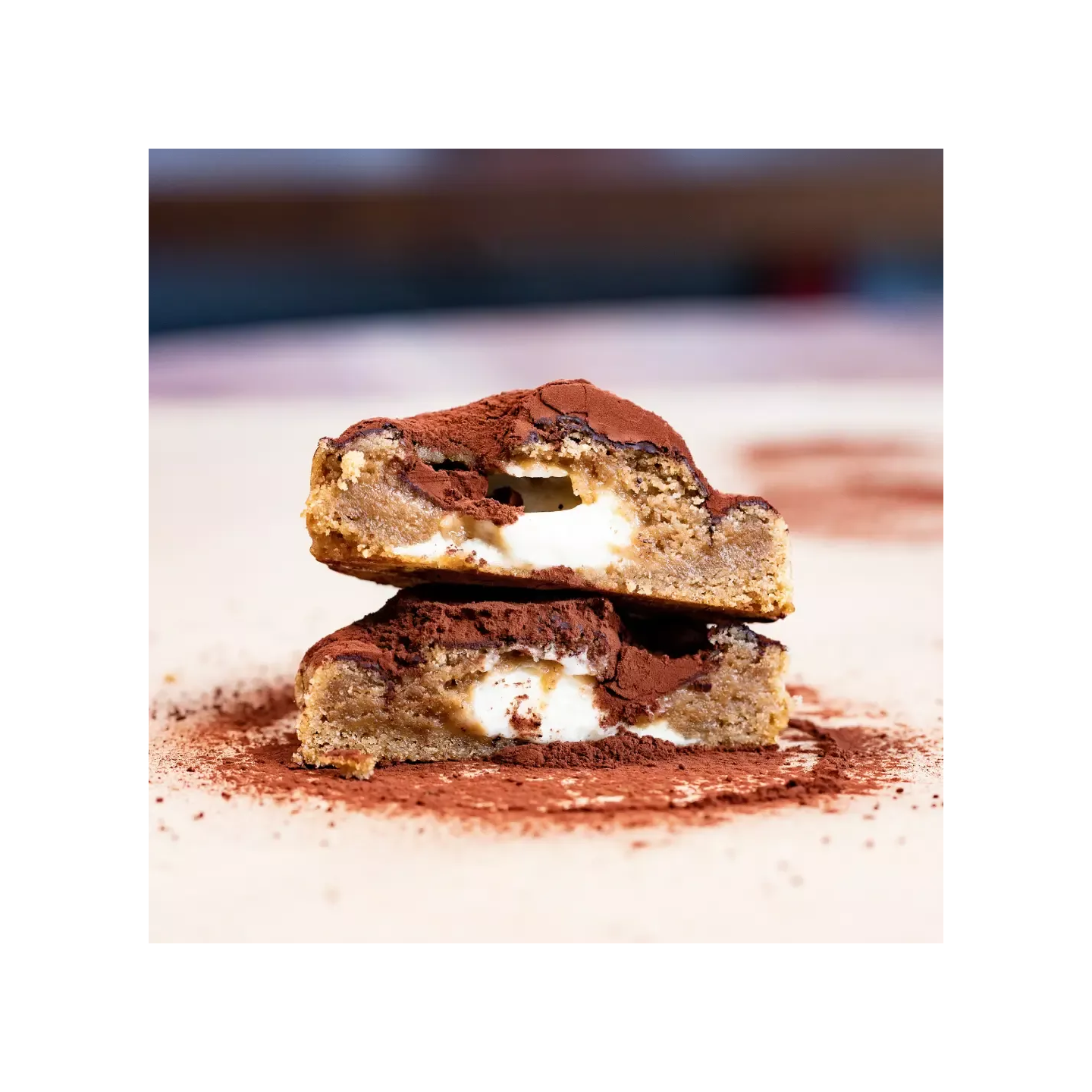 Base café/noisette, chocolat blanc Valrhona, coeur crémeux mascarpone
