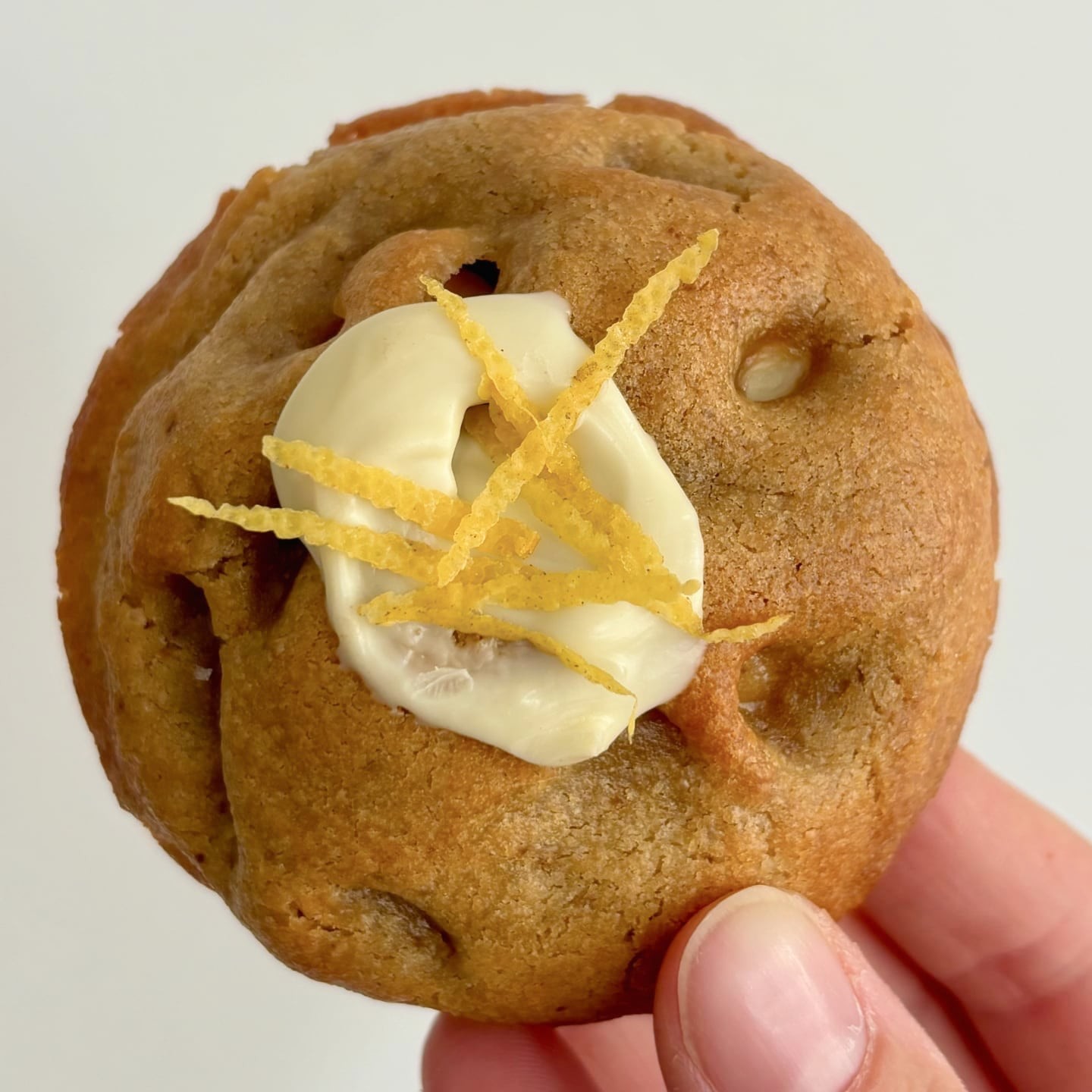 Base nature, chocolat blanc Valrhona, crème de citron maison, amandes émondées