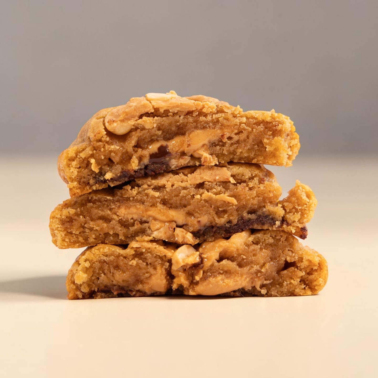 Cookie choco lait et noir, coeur beurre de cacahuète