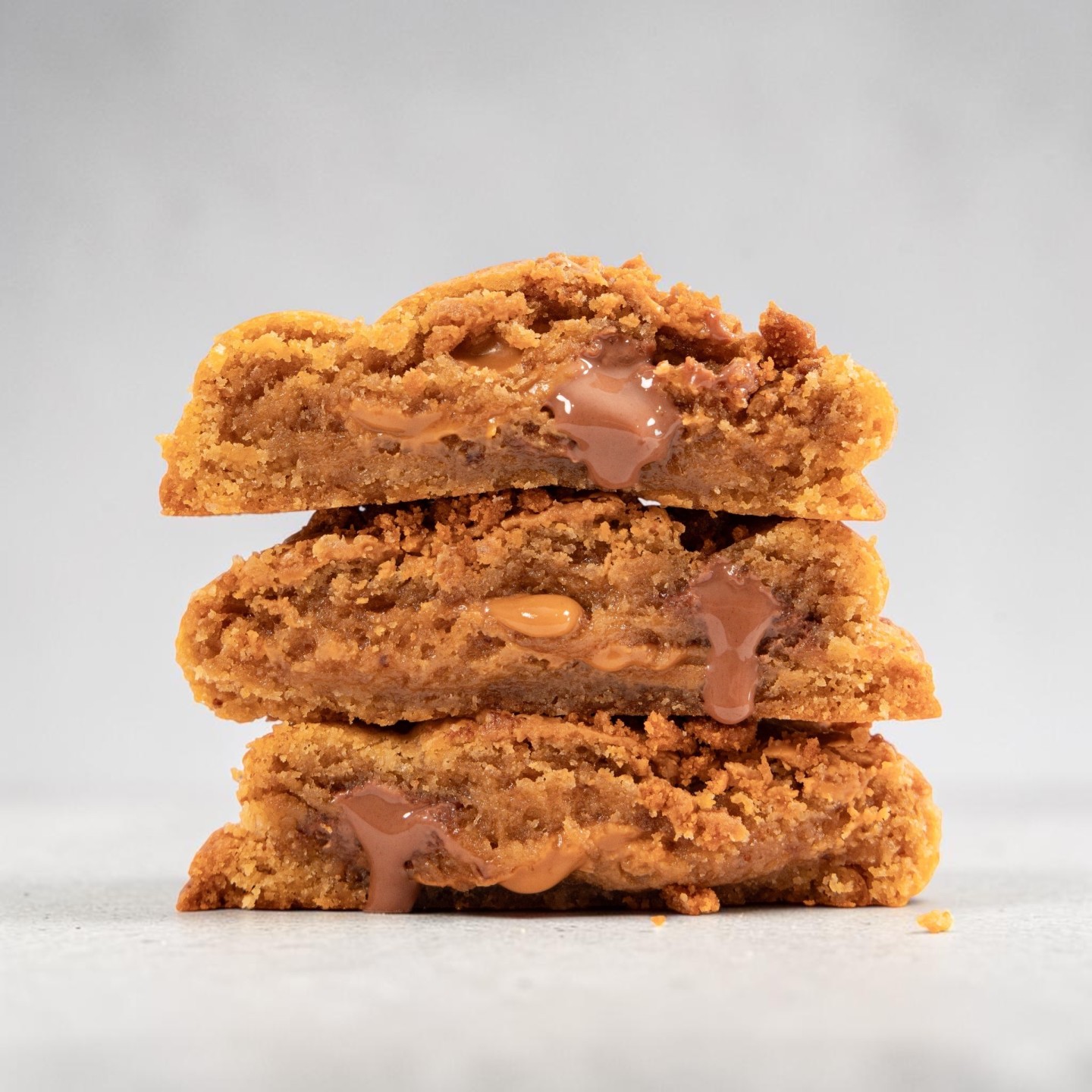 Base brisures de spéculoos, chocolat au lait Valrhona, coeur pâte à ta