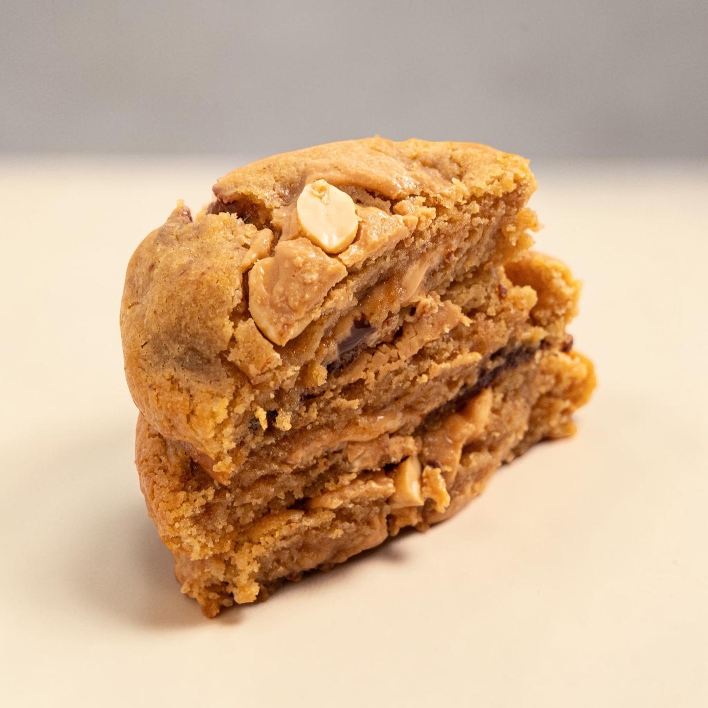 Cookie choco lait et noir, coeur beurre de cacahuète