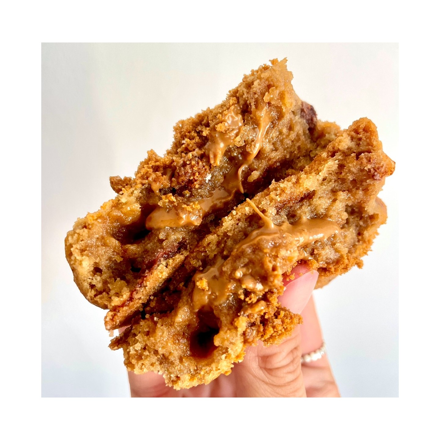 Base brisures de spéculoos, chocolat au lait Valrhona, coeur pâte à ta